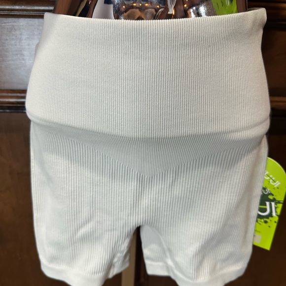NWT SIZE M Cream Mid-Thigh Athletic Shorts and top with Stretch Fabric - Picture 3 of 8
